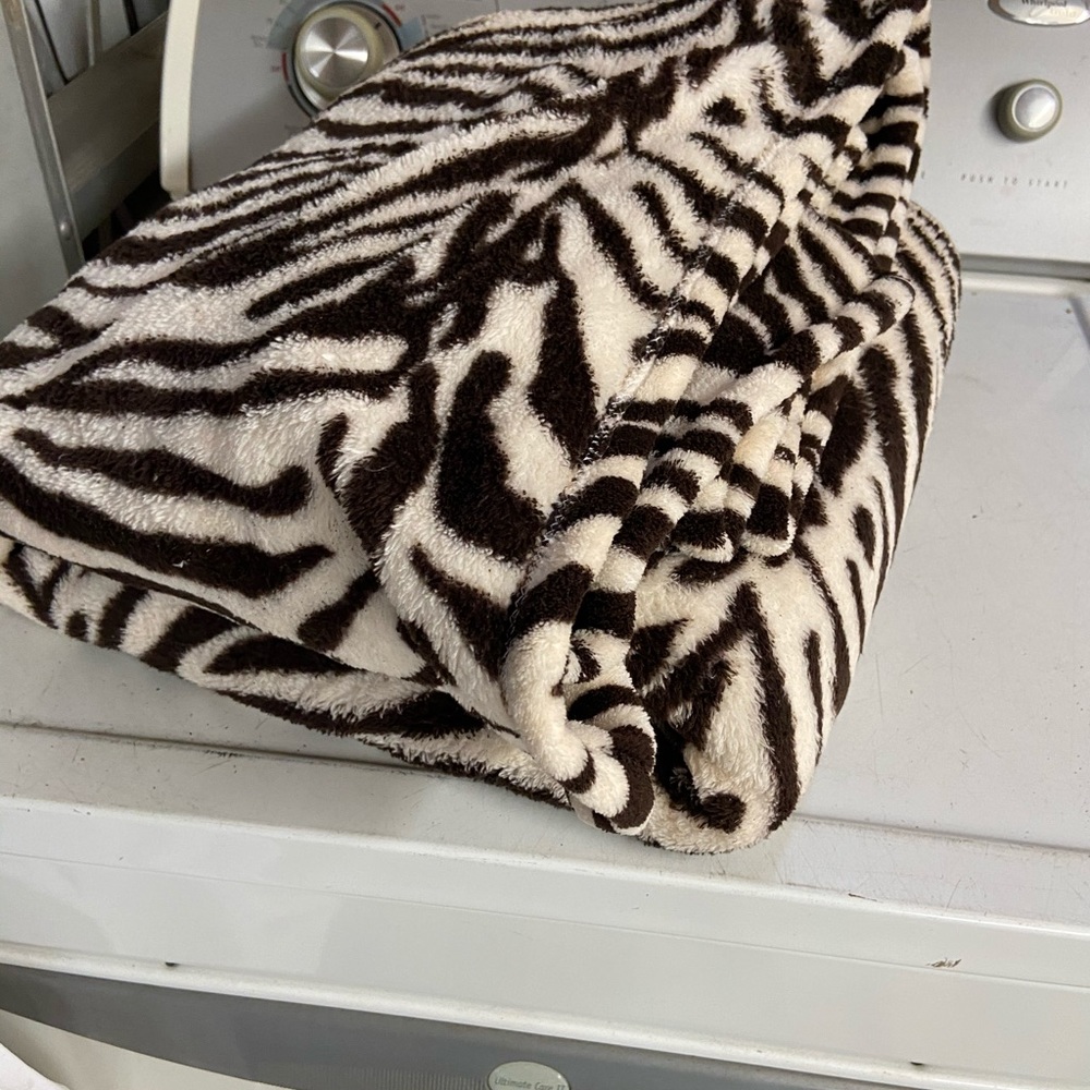 Full/queen animal print blanket